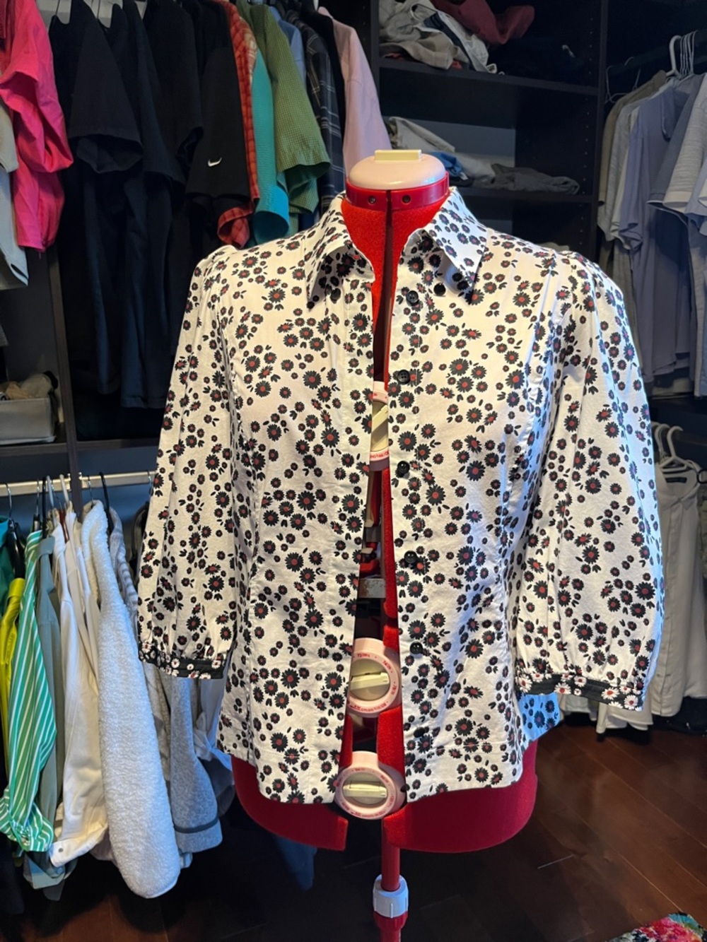 RIANI White Floral Button-Front Shirt with Black and Red Accents
